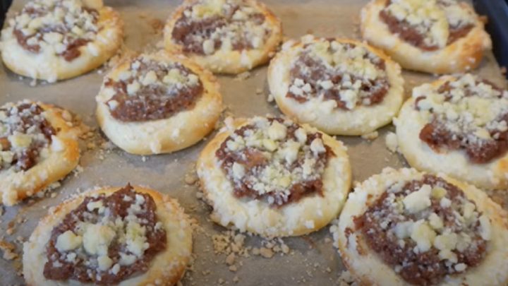 Koláčky s jablečnou náplní a drobenkou