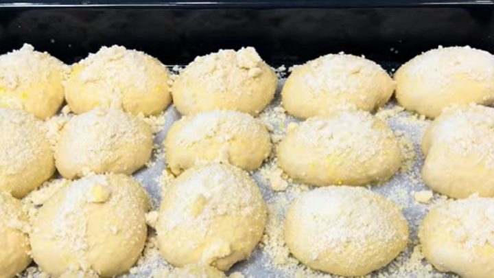 Buchty s tvarohovou náplní a drobenkou