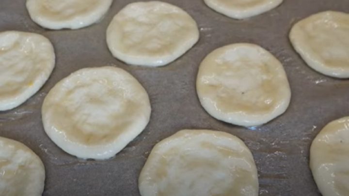 Koláčky s jablečnou náplní a drobenkou