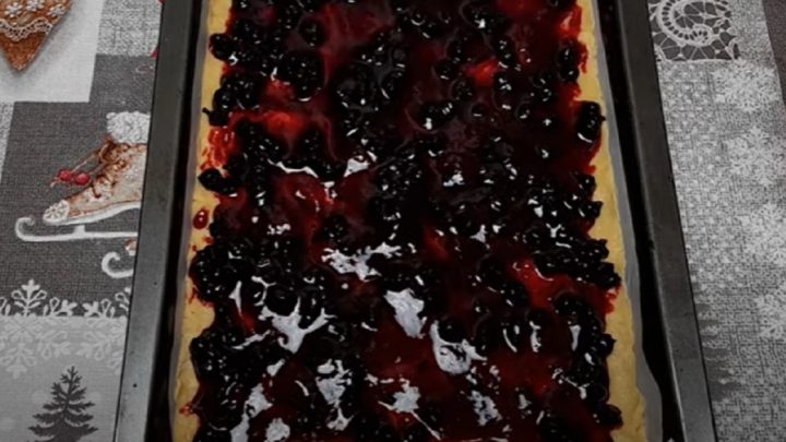 Strouhaný koláč s marmeládou a vanilkou