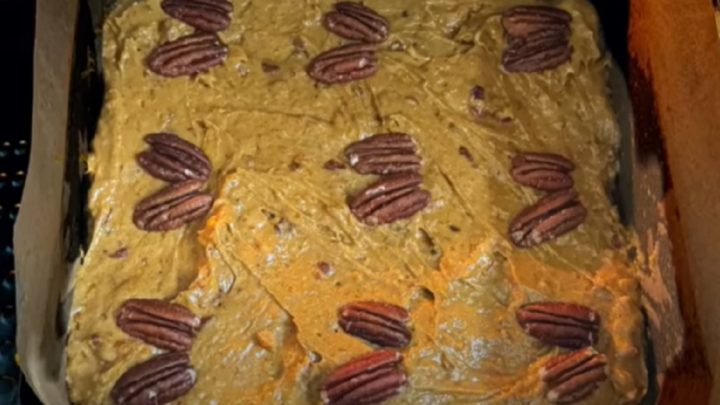 Koláč s karamelovou polevou a ořechy