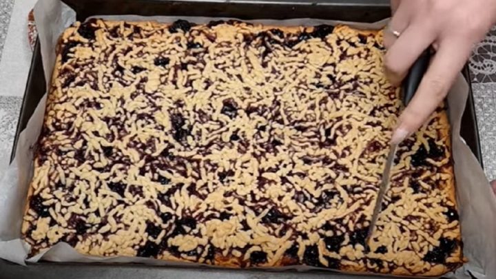 Strouhaný koláč s marmeládou a vanilkou