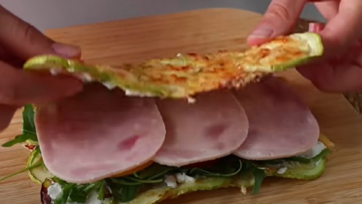 Cuketový sendvič se šunkou a rajčaty