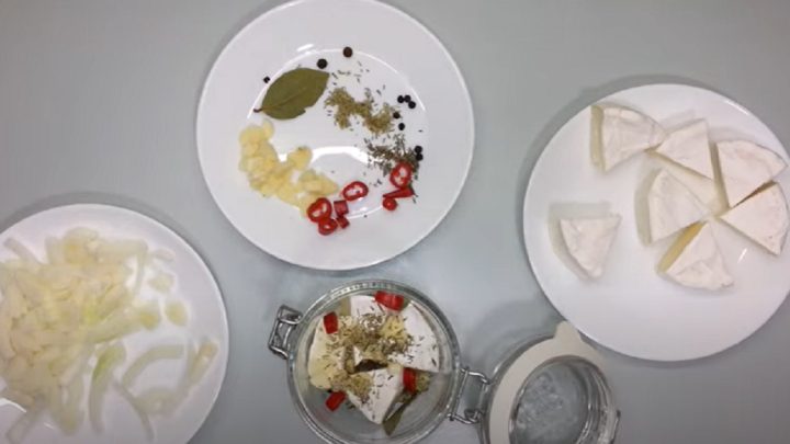 Pikantní nakládaný hermelín s cibulí