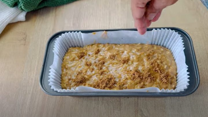 Jablečný chlebíček s karamelovou polevou