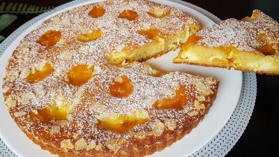 Jogurtový koláč s marmeládou a mandlemi