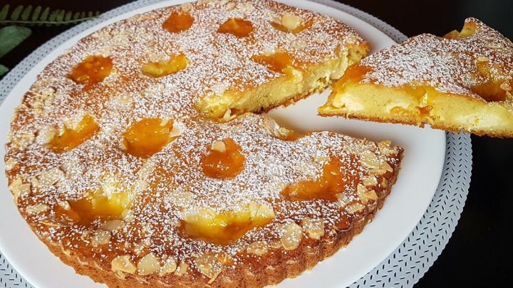 Jogurtový koláč s marmeládou a mandlemi