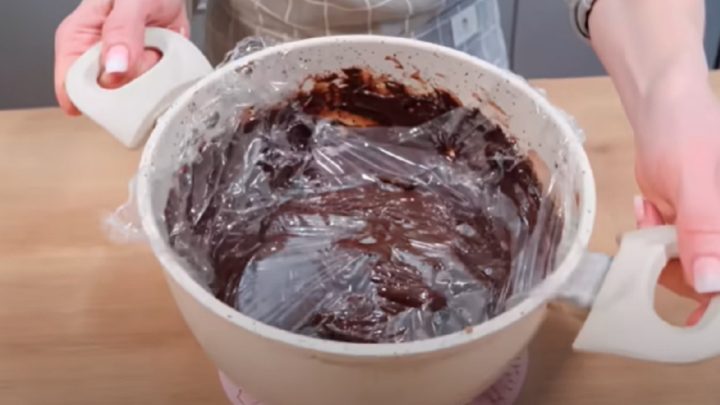 Koláč s čokoládovým krémem a ořechy