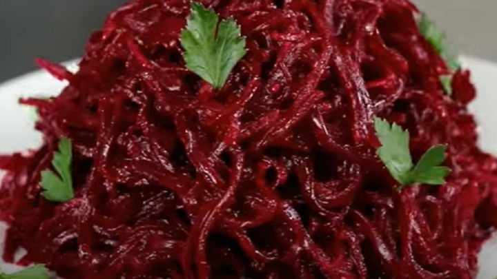 Pikantní salát z červené řepy s koriandrem