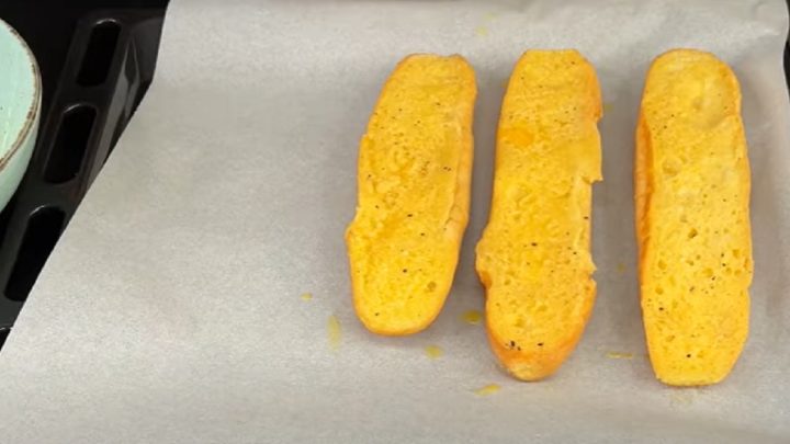 Zapečené rohlíky se sýrem a klobásou