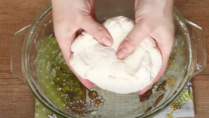 Křehké tvarohové tyčinky sypané cukrem