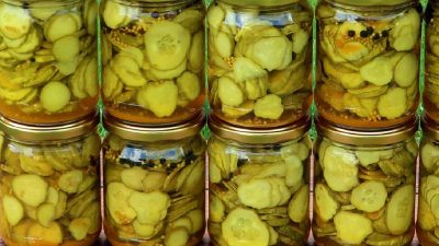 Okurky ve sladkokyselém nálevu