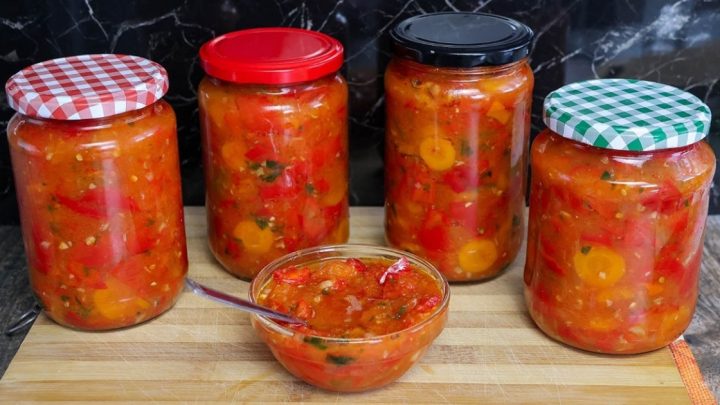 Zimní salát z paprik a rajčat s mrkví