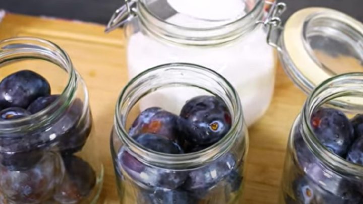 Švestky ve vlastní šťávě s citronem