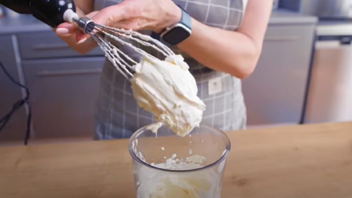 Nepečená oplatková roláda ovocem a ořechy