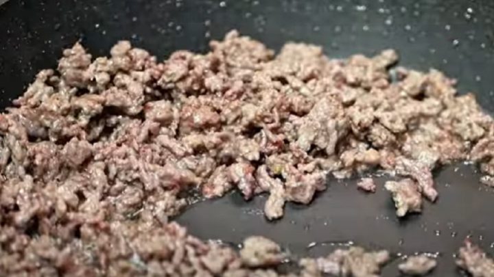 Bramborák plněný mletým masem