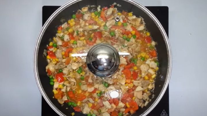 Rychlé těstoviny s kuřecím masem a zeleninou