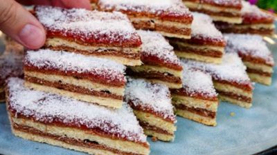 Sušenkové řezy s marmeládou a kokosem