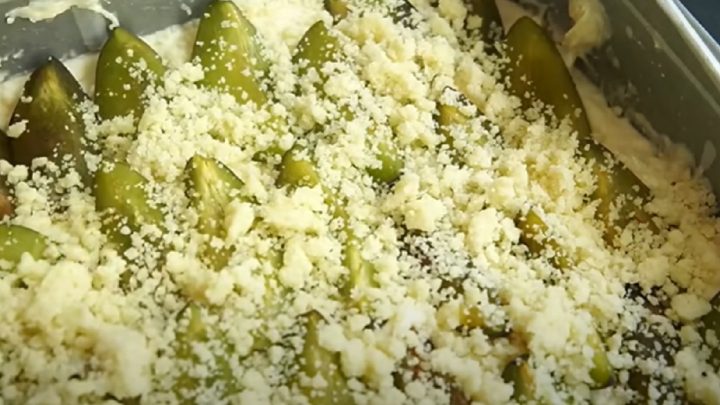 Švestkový koláč s drobenkou a vanilkou