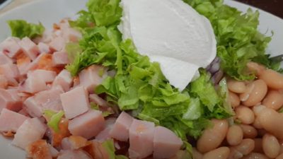 Jednoduchý fazolový salát s kuřecím masem