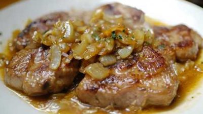 Dušená krkovička na cibuli a česneku