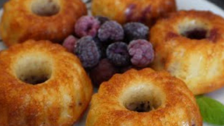 Mini bábovky zdobené malinami