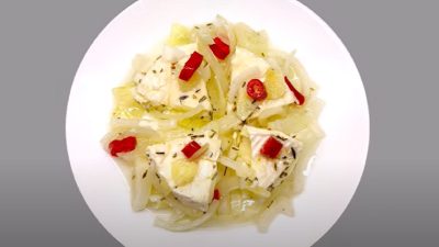 Pikantní nakládaný hermelín s cibulí