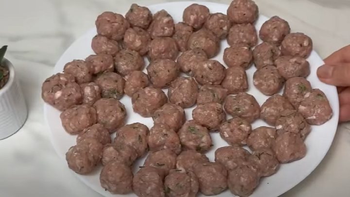 Polévka s masovými knedlíčky a koprem