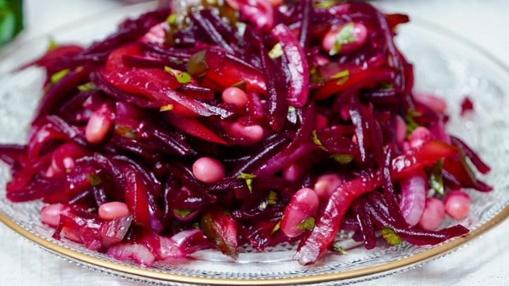 Řepový salát s fazolemi a petrželkou