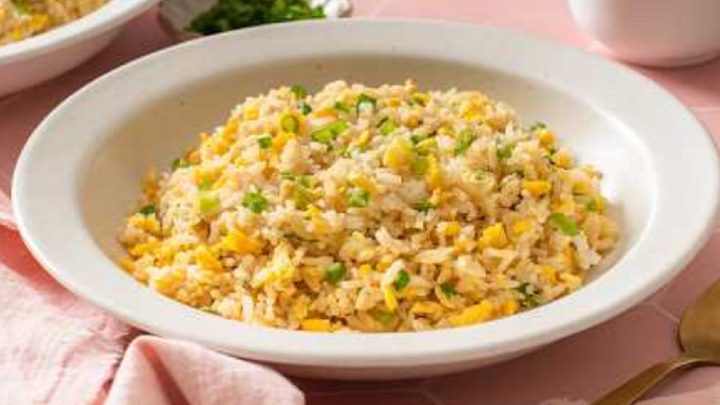 Rychlá smažená rýže s vejci a cibulkou Rychlá smažená rýže s vejci a cibulkou