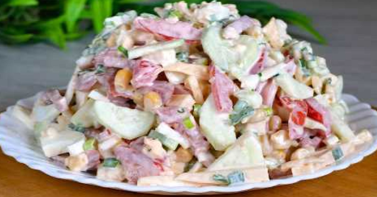 Salámový salát se sýrem a vejci