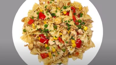 Rychlé těstoviny s kuřecím masem a zeleninou