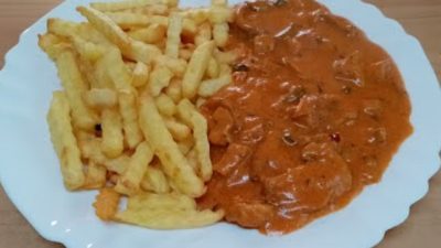 Stroganoff z vepřové pečeně s okurkami