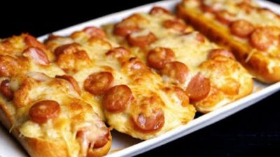 Zapečené rohlíky se sýrem a klobásou