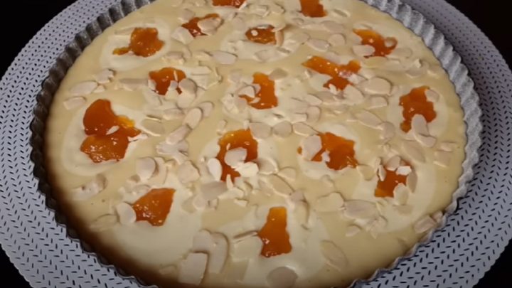 Jogurtový koláč s marmeládou a mandlemi