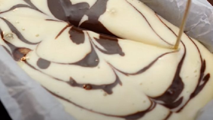 Hrnkový mramorovaný chlebíček s čokoládou