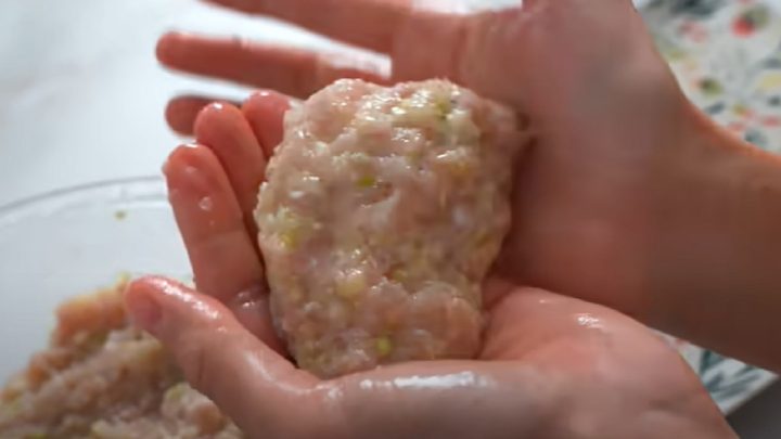 Kuřecí karbanátky s cuketou a brambory