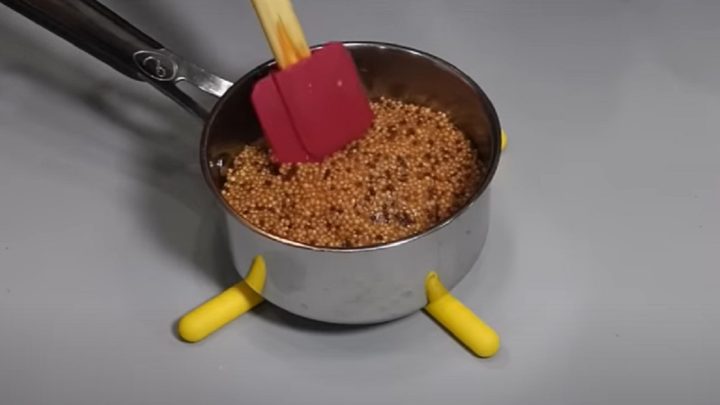 Domácí hrubozrnná hořčice s medem