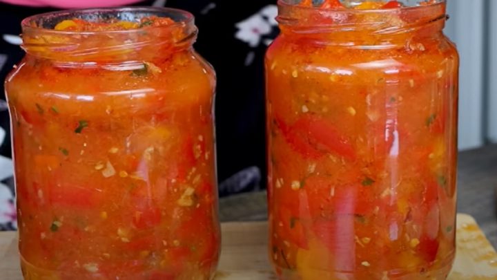 Zimní salát z paprik a rajčat s mrkví