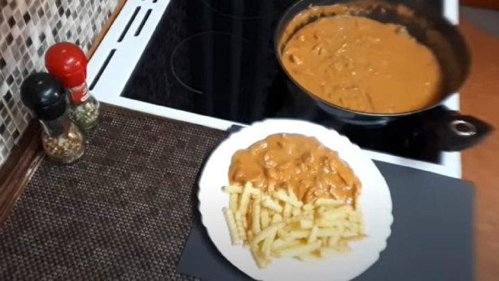 Stroganoff z vepřové pečeně s okurkami