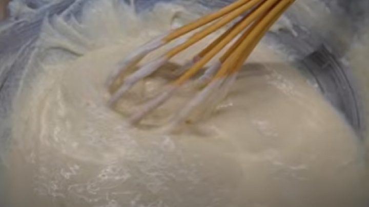 Mini bábovky zdobené malinami