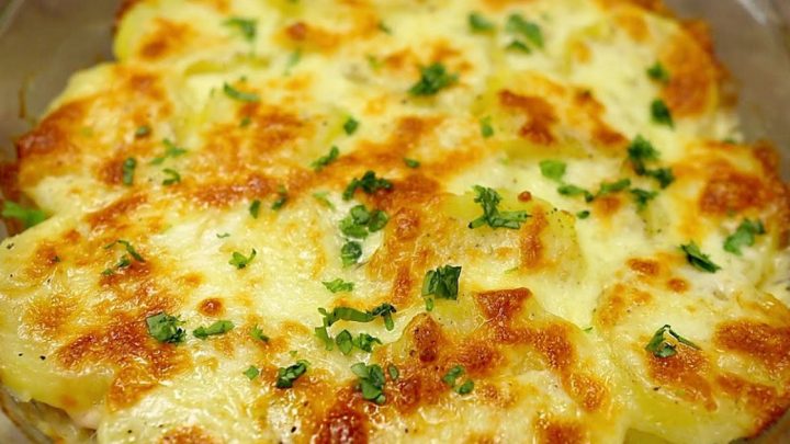 Brambory se šunkou a 2 druhy sýra