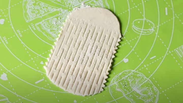 Křehké tvarohové tyčinky sypané cukrem