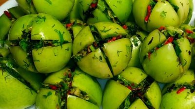 Zelená rajčata s bylinkami a chilli papričkou