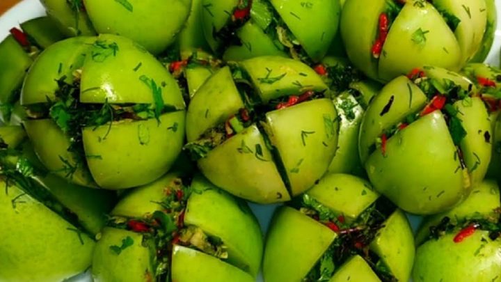 Zelená rajčata s bylinkami a chilli papričkou