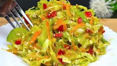 Zelný salát se zeleninou a avokádem