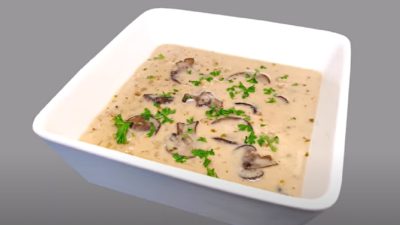 Houbová polévka s kroupami a smetanou