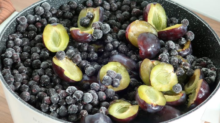 Džus z arónie, švestek a citronu