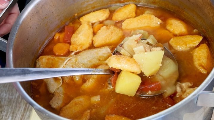 Bramborový guláš s kuřecím masem Bramborový guláš s kuřecím masem