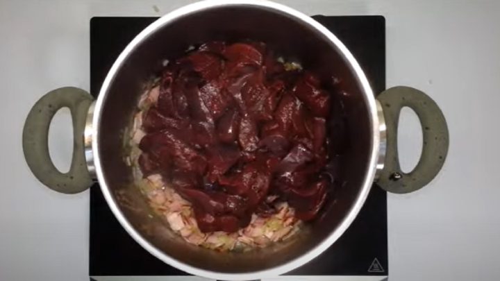 Vepřová játra na cibulce a slanině